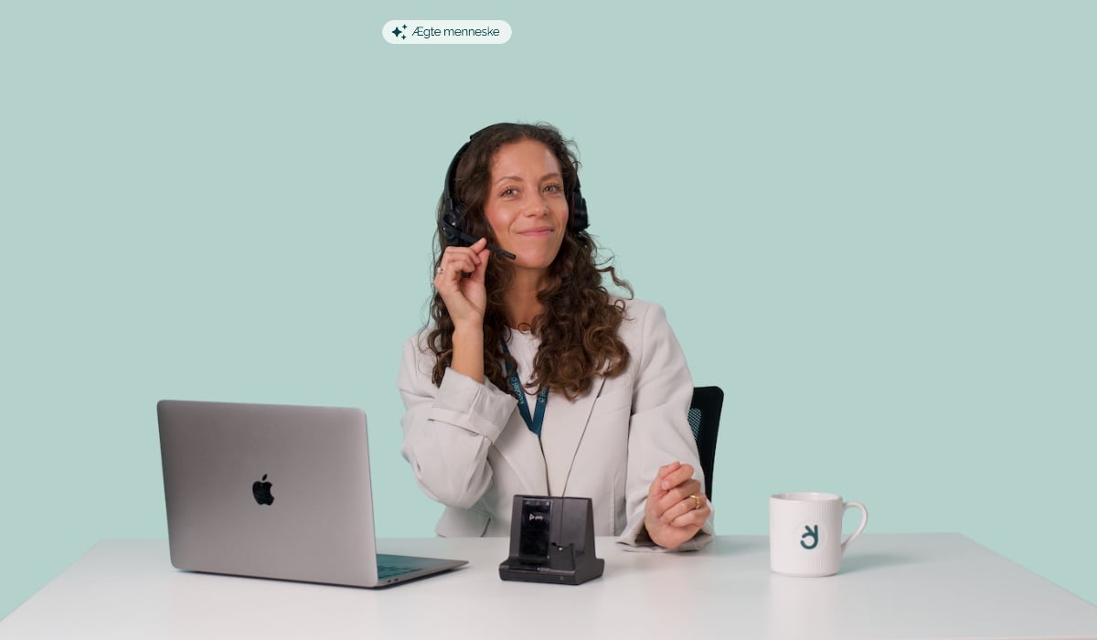 Relatel medarbejder med headset ved computer – firmatelefoni, mobilabonnement, telefonomstilling og internet til virksomheder.-2