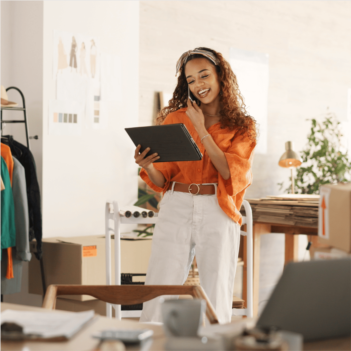 kvinde-med-tablet-og-telefon-i-lille-virksomhed