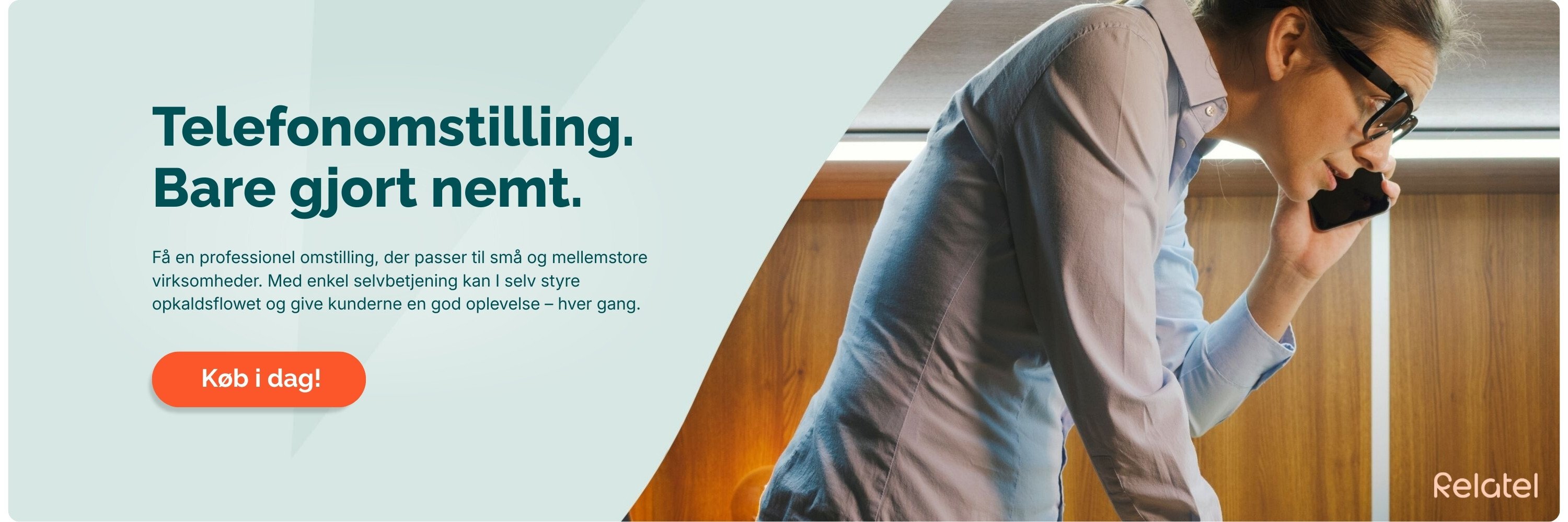 kvinde-i-lille-kontor-med-krumbøjet-ryg-taler-i-telefon-ved-skrivebord-banner-om-telefonomstilling-og-viderestilling-af-opkald-til-små-og-mellemstore-virksomheder-med-nem-selvbetjening