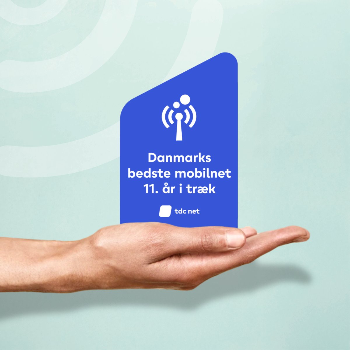 Danmarks bedste mobilnet for 11. år i træk, hånd med statuette